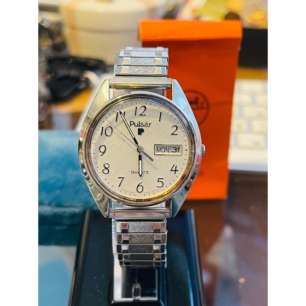 Vintage Mens Pulsar Silver Daydate Quartz Watch Y563-8449 | NEW BATTERY 36MM